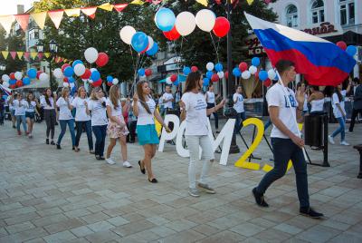 Рязанцы одновременно отметили День российского флага и Яблочный спас